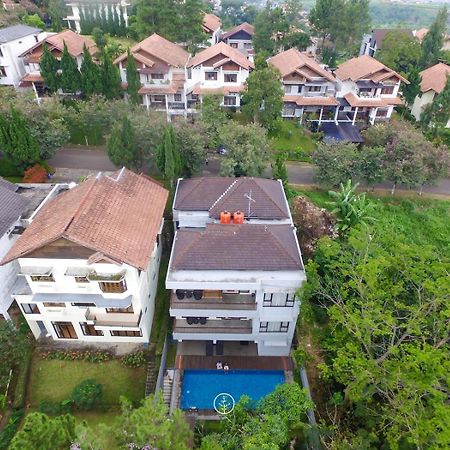 Hikari Hill View Villa 7 Bedrooms With A Private Swimming Pool And Billiard バンドゥン エクステリア 写真