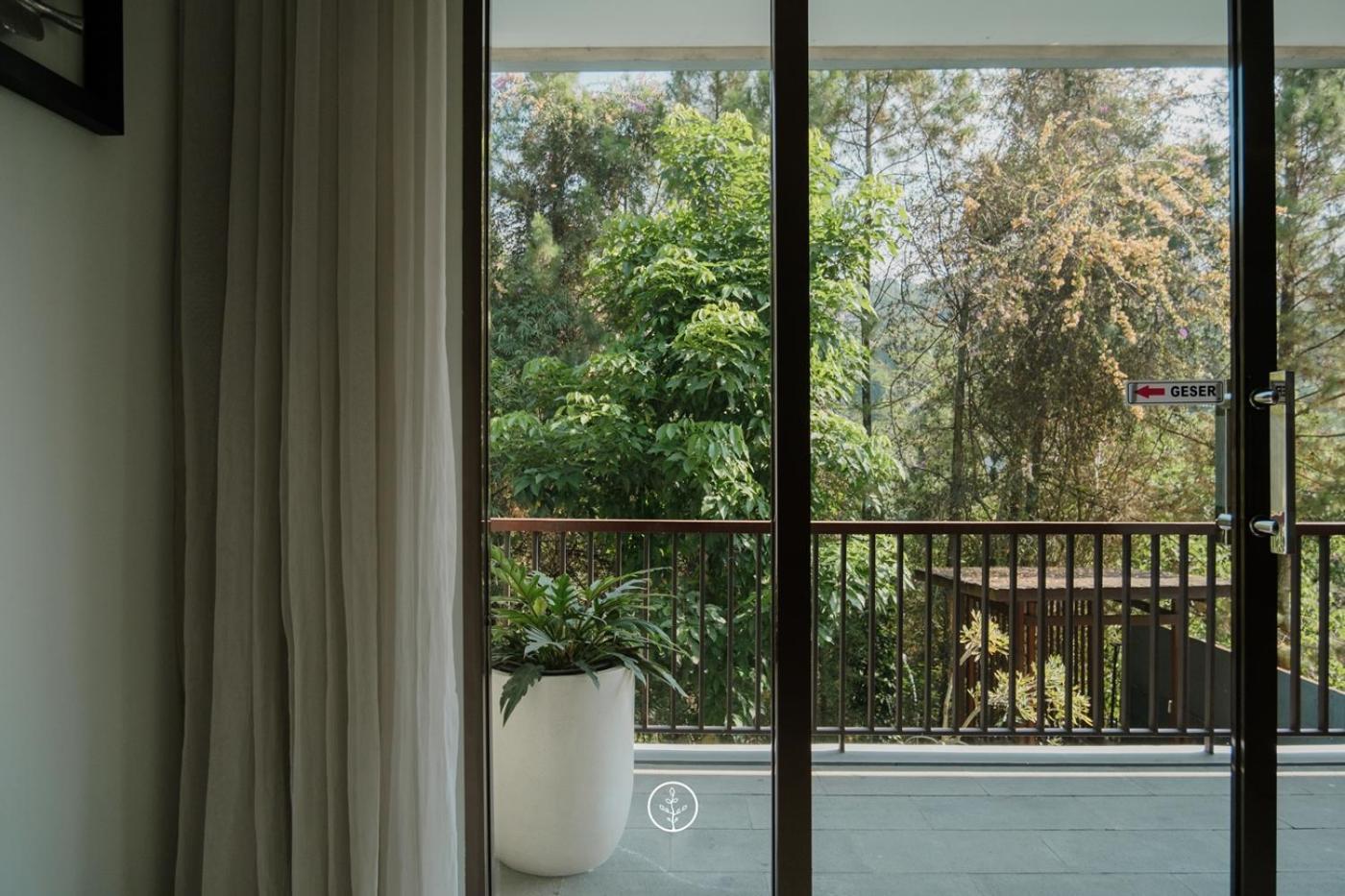 Hikari Hill View Villa 7 Bedrooms With A Private Swimming Pool And Billiard バンドゥン エクステリア 写真