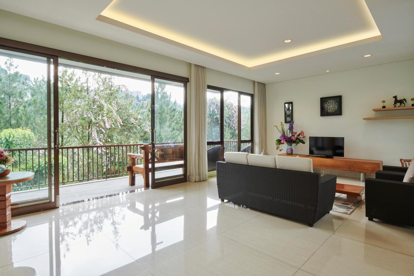 Hikari Hill View Villa 7 Bedrooms With A Private Swimming Pool And Billiard バンドゥン エクステリア 写真